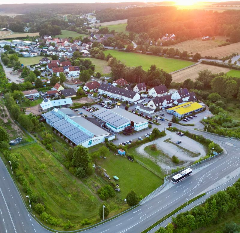 Der BEYERS AKTIV-PARK aus der Luft im Abendlicht