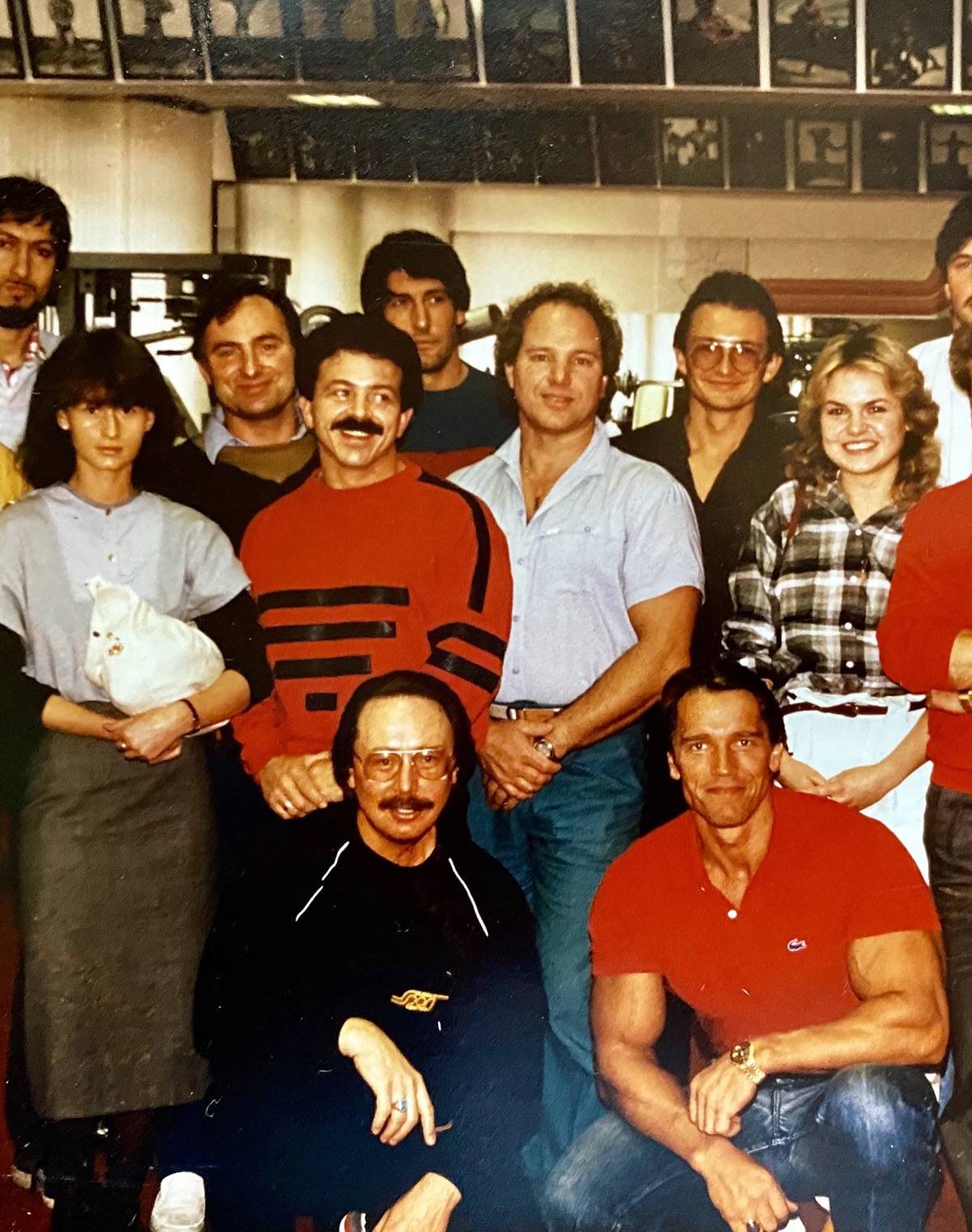 Gründer Hans Beyer mit Arnold Schwarzenegger und dem Team des Sportstudio Beyer in den 1980er-Jahren