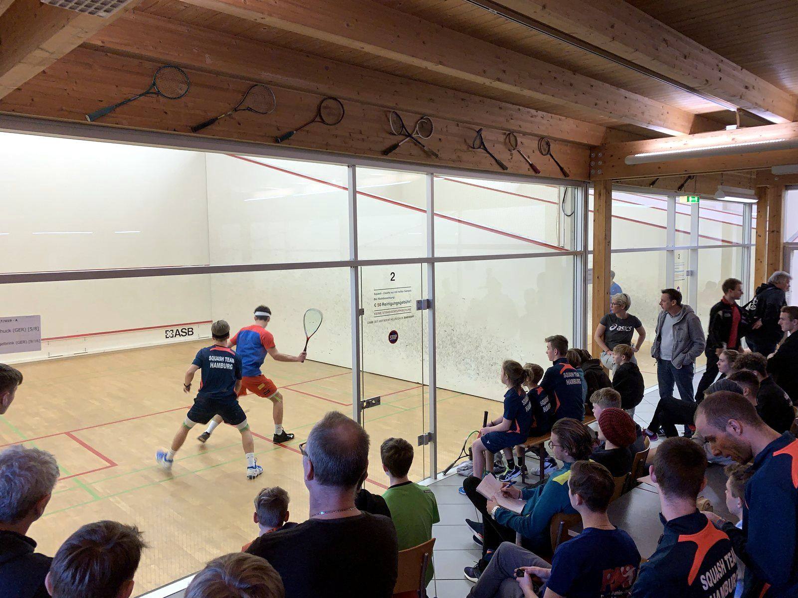 Squash-Court im BEYERS AKTIV-PARK mit Zuschauern beim Turnier
