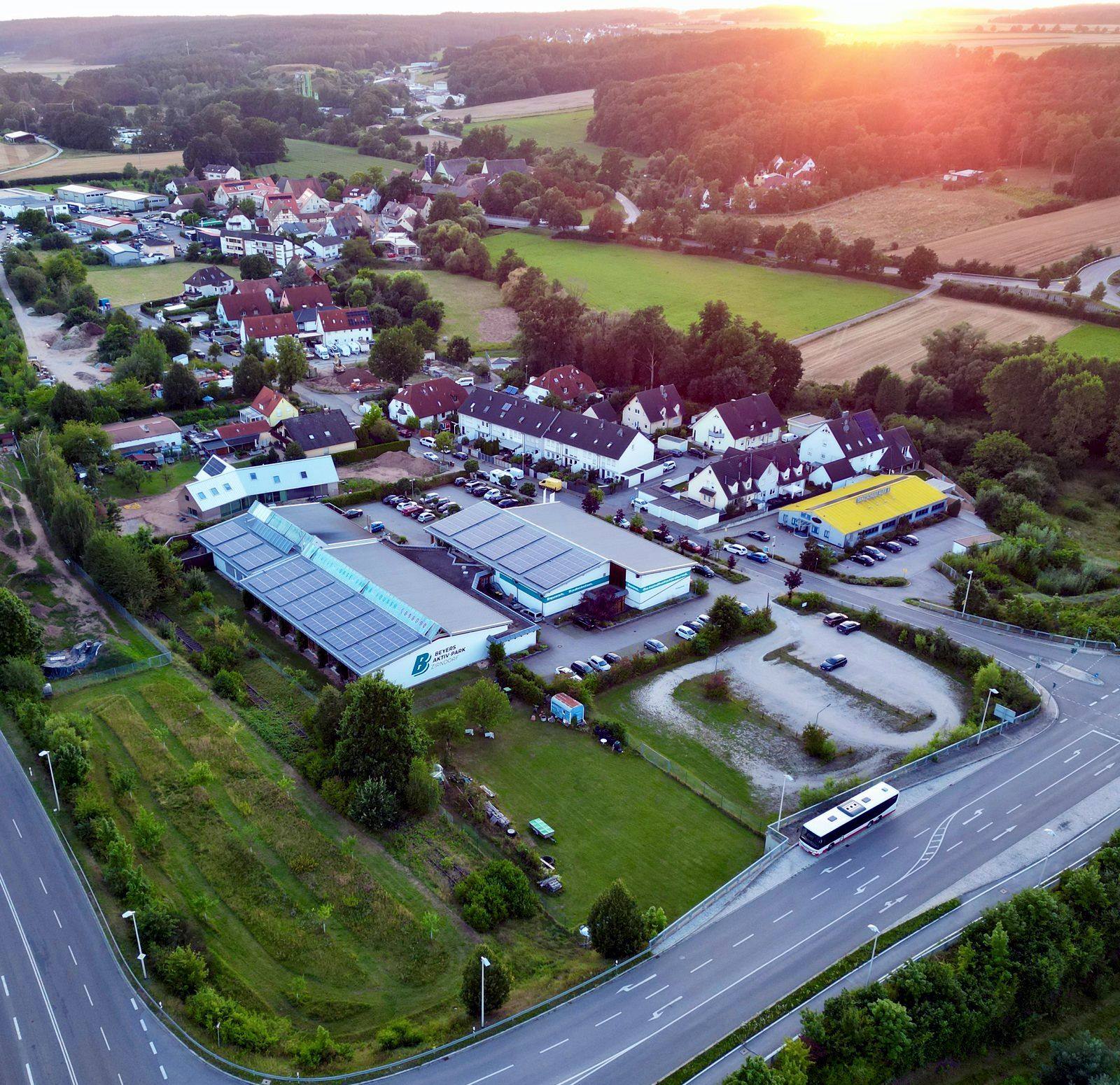 Der BEYERS AKTIV-PARK in Zirndorf aus der Luft im Abendlicht – die ganze Anlage auf einen Blick