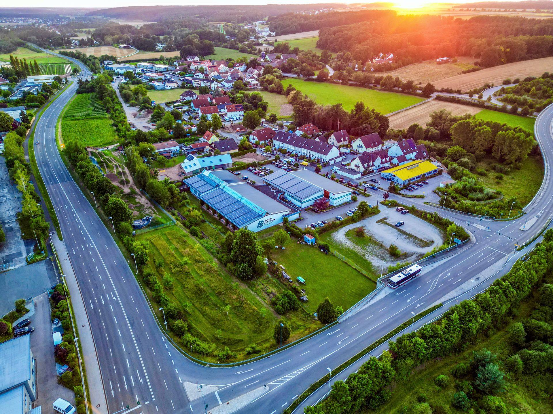 Der BEYERS AKTIV-PARK aus der Luft mit Parkplätzen und Garten