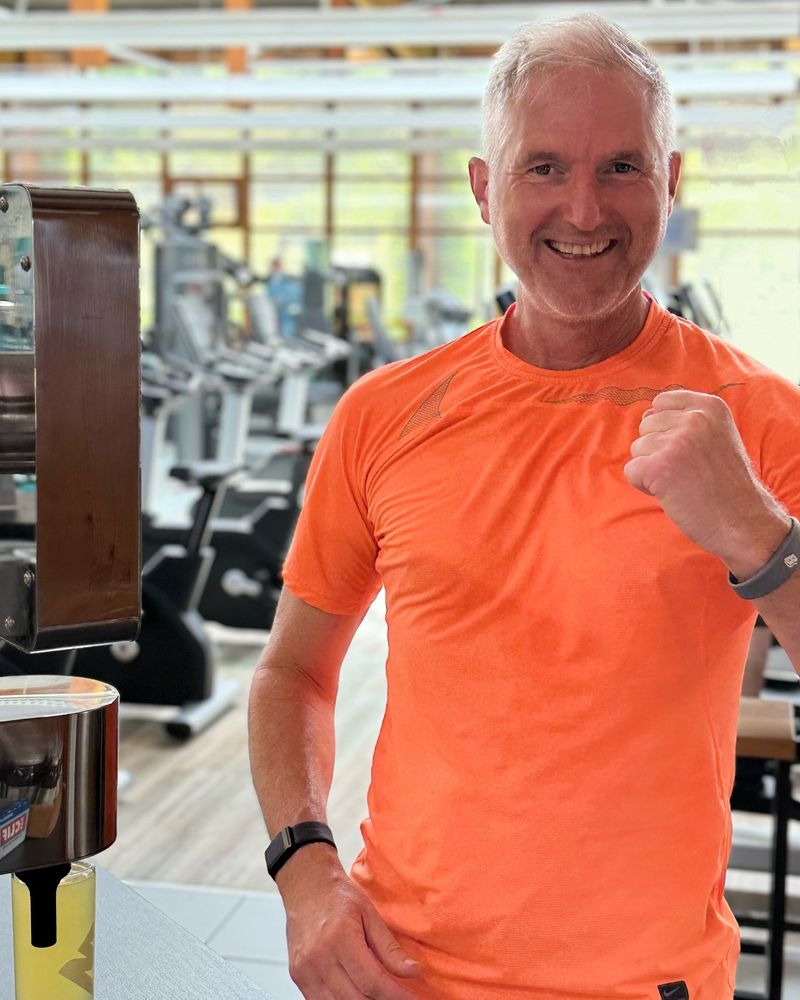 Mitglied in orangefarbenem Shirt auf der Trainingsfläche