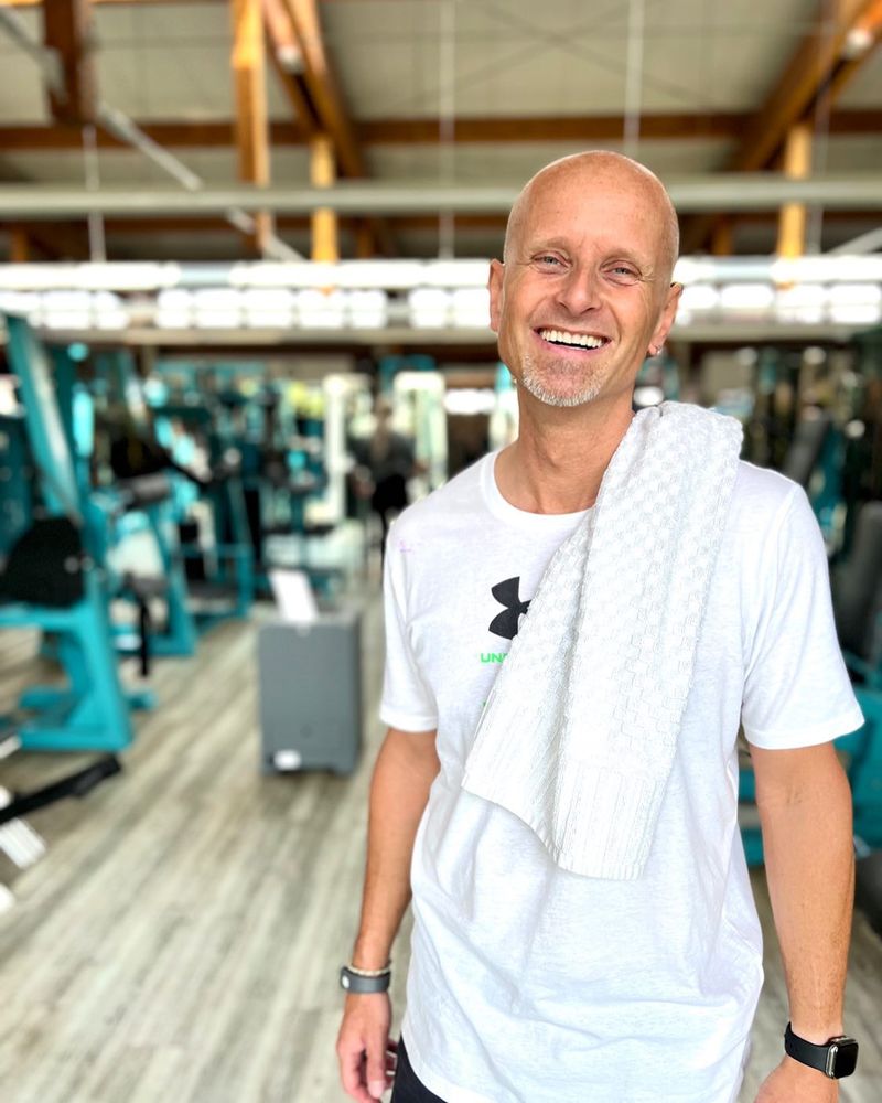 Mitglied mit Handtuch über der Schulter nach dem Training