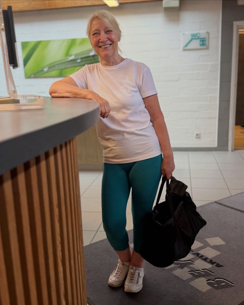Mitglied mit Sporttasche an der Theke