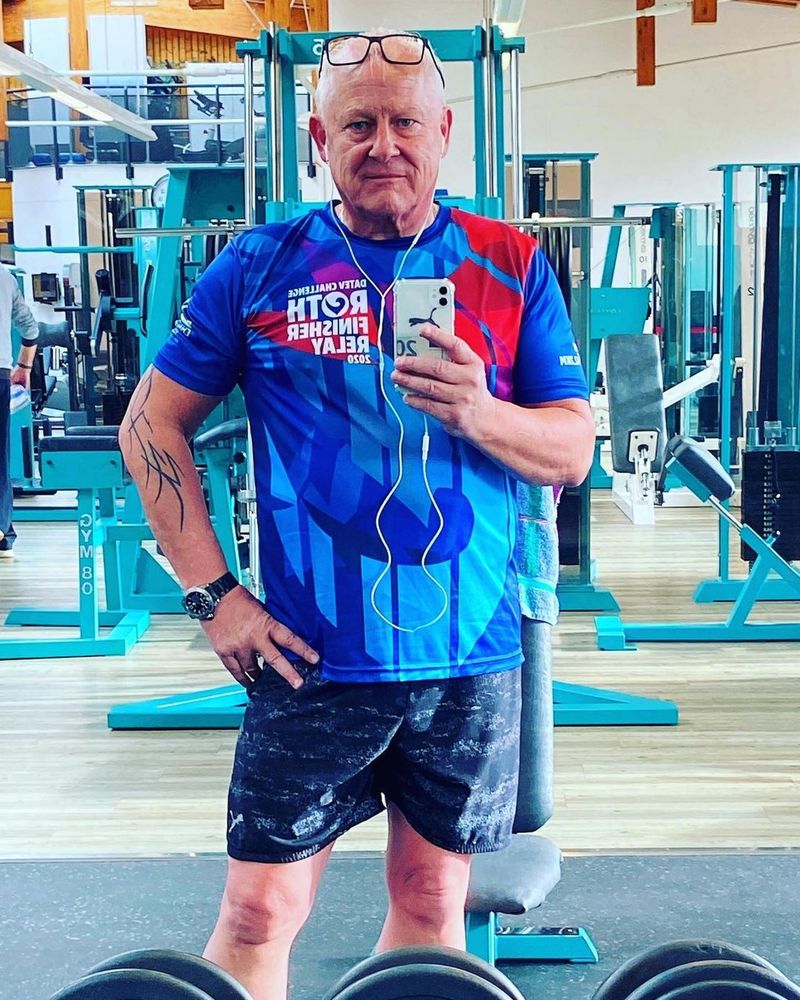 Mitglied im bunten Trikot beim Spiegel-Selfie auf der Trainingsfläche